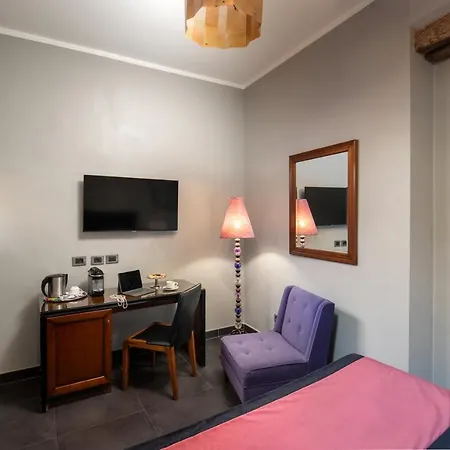 纳沃纳色彩酒店